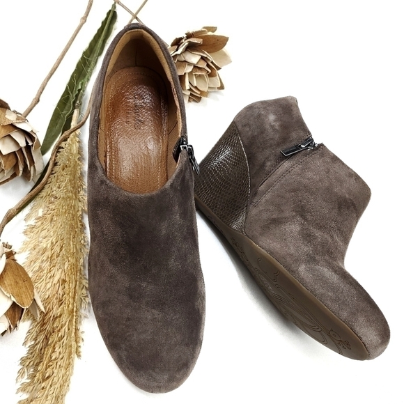 Clark's Artisan Brown Suede Emboss Ankle Boots 9.5 - Picture 10 of 14